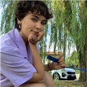 Neolaureata di 22 anni impatisce lezioni di Italiano per persone straniere